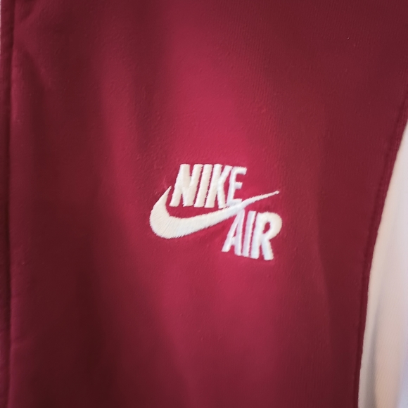 Vintage Nike zip up jacket with pockets on the sides. - Picture 6 of 8